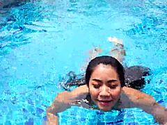Asyalı kız arkadaş havuz kenarındaki bir villada sakso çekiyor
