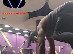 Wanita bertopeng berlatih solo di gym
