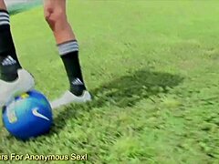 Η Gigi Sweet, μια ποδοσφαιρική ομορφιά, αναπηδά τους μεγάλους, σκούρους γλουτούς της σε ένα σταθερό πέος