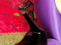 Kıvrımlı milf Arya Grander, parmaklama ve orgazm için eğilir