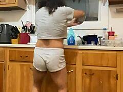 Анна Мария, зряла латиноамериканка, уловена на камера да мие чинии
