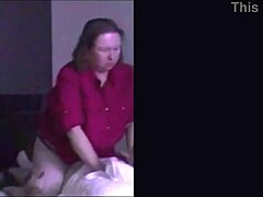 Amaterska žena ujeta na skriti kameri, ki se masturbira in igra s prsmi