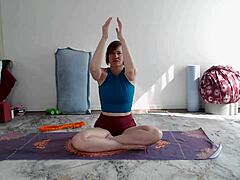 Lekcija joge Aurore Willows za zrele oboževalce z čaščenjem ritke