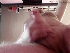 Keski-ikäinen mies miellyttää nuori webcam katsoja masturboi kameran