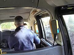 Een opgewonden Nederlandse milf geeft een deepthroat pijpbeurt en wordt gefilmd in een taxi