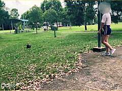 Gospodinja brez modrca razkazuje svoje premoženje v javnem parku