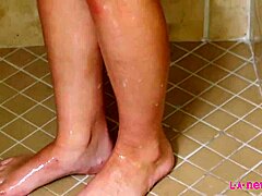 Dojrzała brunetka cieszy się orzeźwiającym prysznicem