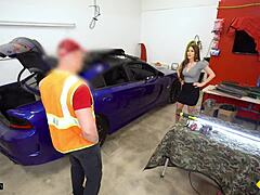 Wanita matang dengan payudara besar berhubungan seks dengan juruteknik keretanya di dalam garaj