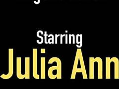 Julia Anns se masturba sensualmente en pantimedias con instrucciones explícitas