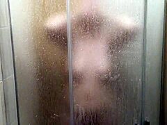 隐藏的摄像头捕捉到熟女的热辣淋浴场景