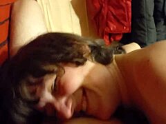 Egy érett ukrán nő mélytorkú szopást ad, és meglovagolja partnere péniszét, mielőtt hátulról szexelne