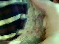 Uma mulher madura e peluda tem múltiplos orgasmos em um vídeo caseiro