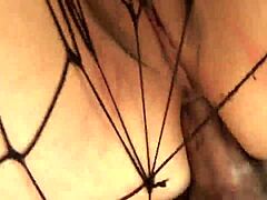Kıvrımlı dövmeli olgun bir kadın açık havada anal zevki keşfediyor