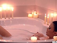Jasmine Jaes desfruta de um banho sensual: uma sessão íntima de auto-prazer com MILFs maduras
