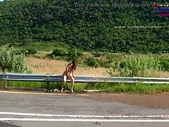 Una MILF latina desnuda y atrevida se alivia al aire libre