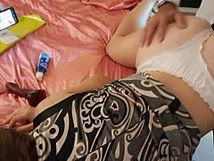 Moden amatør i satin lingeri får anal og røv knepning i HD-video