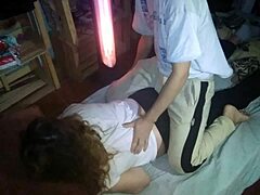 Vídeo casero de una milf argentina recibiendo un masaje sensual