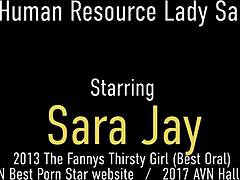 巨乳のオフィス熟女、サラ・ジェイは、ハードな一日の仕事の後に粘着性のある報酬を受け取ります。