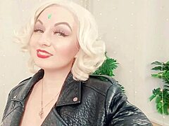 آريا جراندر الشقراء الهاوية في فيديو لعب الأدوار الجنسية BDSM