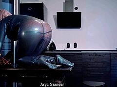 Seducătoarea matură în ținuta ademenitoare se răsfăț în tachinări jucăușe - Arya Grander