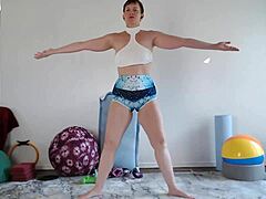 ¡Lección de yoga de la diosa Auroras 12: un entrenamiento lleno de fetiches con una diosa madura!
