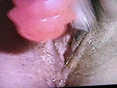 Amatör eş, ev yapımı bir videoda sert bir yapay penis kullanmaktan zevk alıyor