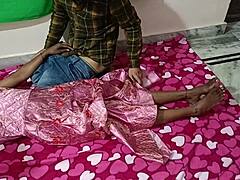 Moden indisk husmor hengiver sig til lidenskabelig sex med sin ven