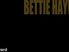 La performance mature et sexy de Bettie Haywards mène à un point culminant satisfaisant