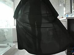 Ana Foxxx, a magas fekete MILF modell meleg fürdőben vetkőzik és fényűzik