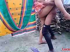 Sexo ama de casa india al aire libre grabado por un show local de webcam amateur