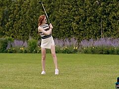 Η Heidi Romanova, μια εκπληκτική κοκκινομάλλα ομορφιά, απολαμβάνει ένα γυμνό παιχνίδι γκολφ