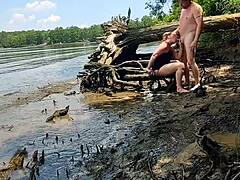 Helkkarin vaimo tulee läheiseksi miehensä kanssa mudassa luontokävelyllä - mukana Becky Tailorxxx