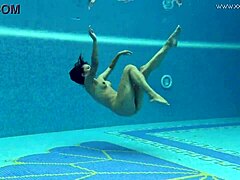 Sazan, de prachtige Europese MILF, maakt erotische onderwaterbeelden