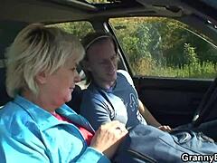 Mulher idosa desfruta de sexo no carro com enteado