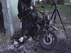 מבוגרת רוסית נותנת בגרון באזור בנייה ישן