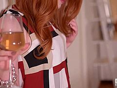 Ella Hughes, een sensuele roodharige, verwent zichzelf met een kristallen dildo in een expliciete video