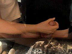 Zralá žena připravuje penis s moukou na intimní večeři