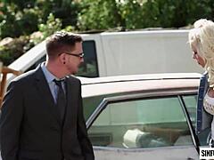 Nina Elle i Dane Cross uprawiają namiętny seks w zniszczonym samochodzie w najnowszym filmie MILF od Axel Brauns