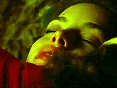 Η Liv Tylers παίζει αισθησιακή στο Stealing Beauty (1996)
