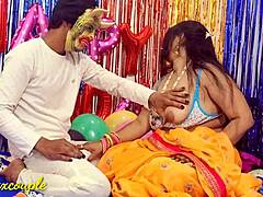 भारतीय गृहिणी एक जंगली सेक्स सत्र के साथ एक अलौकिक जन्मदिन का उपहार का आनंद लेती है