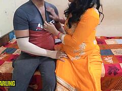 Gospodina matură Punjabi își seduce fiul vitreg cu pantaloni scurți obraznici și o muie îndrăzneață