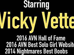 Vicky Vette, una donna matura prosperosa, gode del gioco anale con perline metalliche