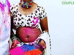 Une maman indienne amateur aux gros seins se fait baiser à Happy Holi