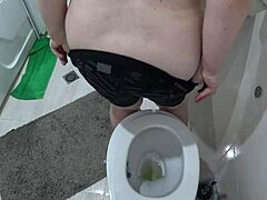 Възрастна жена с големи гърди е заснета от скрита камера в тоалетната