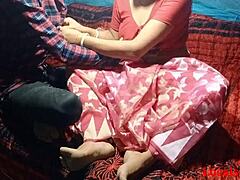 Et amatørpar knuller hardt på webkameraet til en kvinne i rød saree