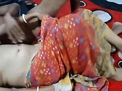 Indická mama v červenom sári má intenzívny sex s priateľom na webovej kamere