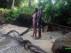 Sexo em grupo com uma garota negra na praia de Kribi