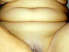 MILF India amatir dengan payudara besar memberikan sesi seks oral yang intens