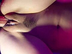 Grandes seios naturais e vagina apertada são preenchidos com sêmen neste vídeo caseiro