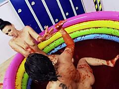 Лесбиянки с большими искусственными сиськами наслаждаются борьбой в бассейне желе
